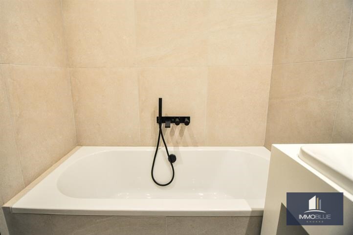 Volledig gerenoveerd, lichtrijk appartement op wandelafstand van zee en het commercieel centrum. 