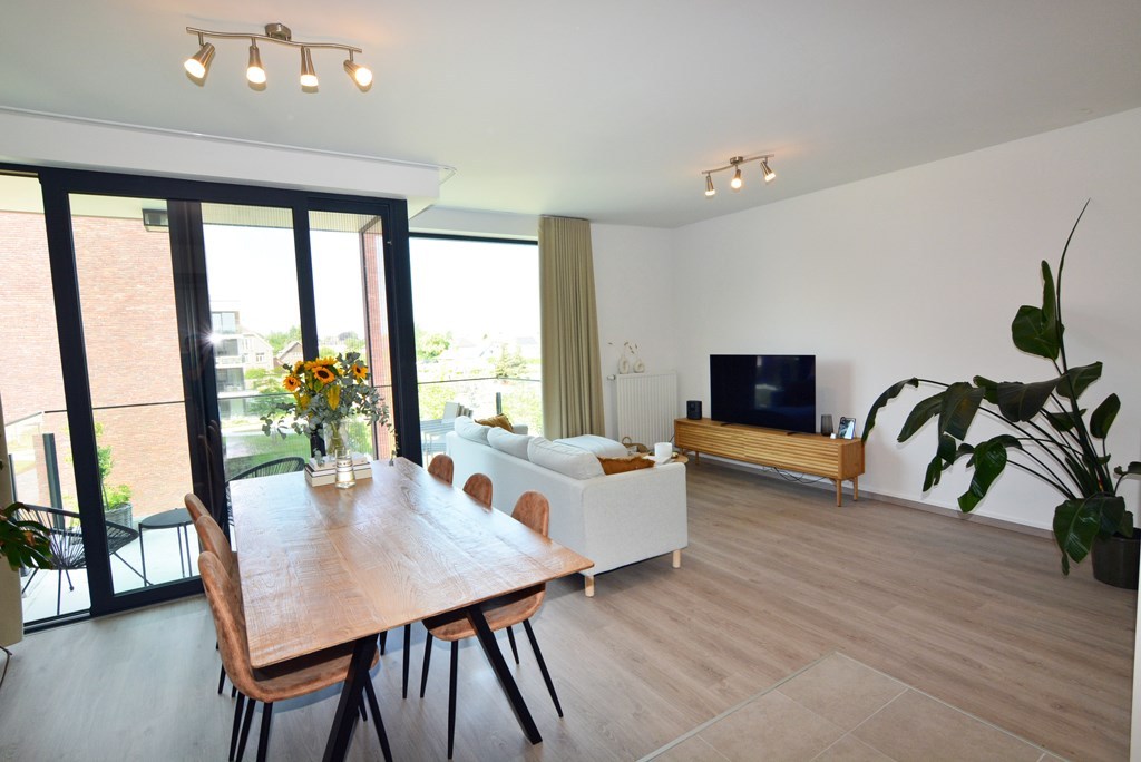 Modern, energiezuinig appartement met 2 slpks, terras, autostaanplaats en kelderberging. 