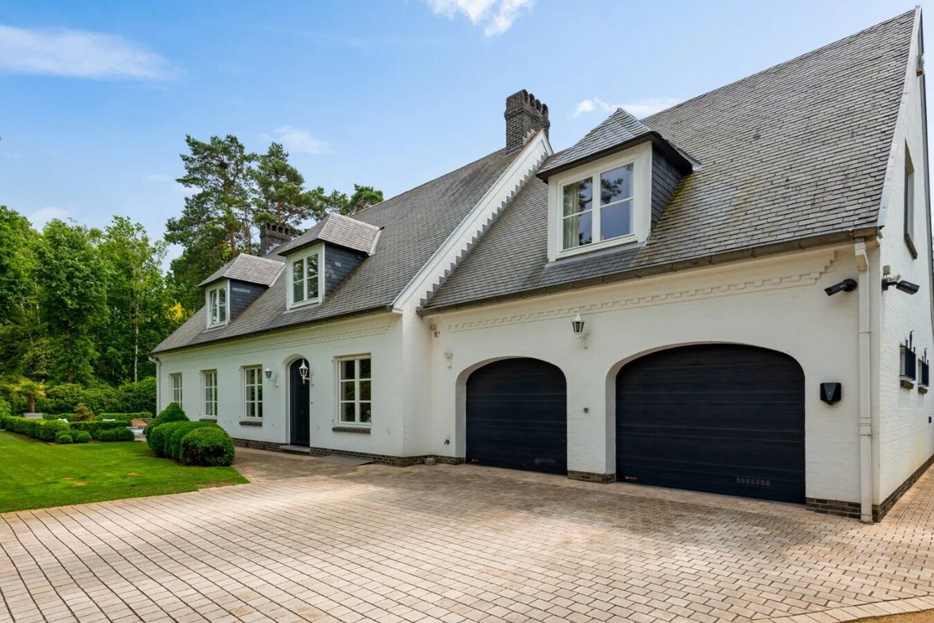 Prachtig gelegen villa met zwembad en poolhouse op een perceel van 1.907 m² in Koningshof te Schoten. 