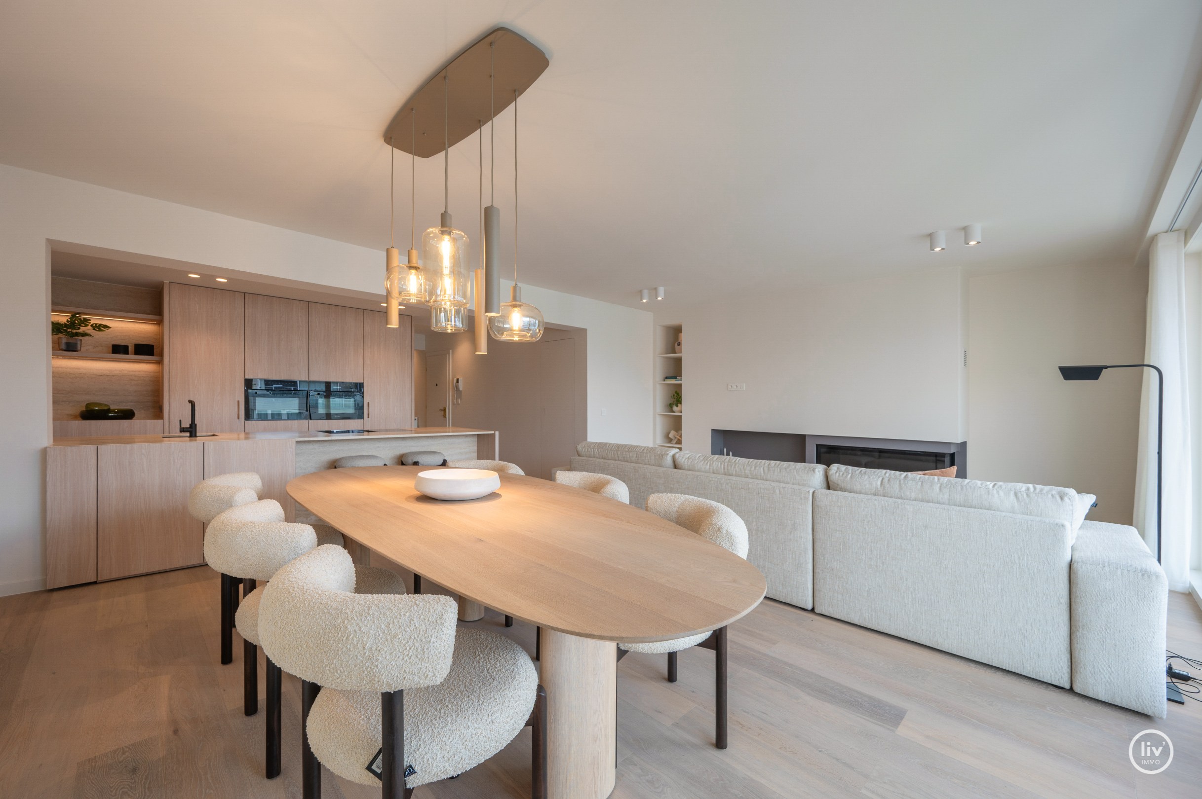 Luxueus volledig gerenoveerd 3 slaapkamer appartement te Lippenslaan gelegen op wandelafstand van het Albertstrand. 