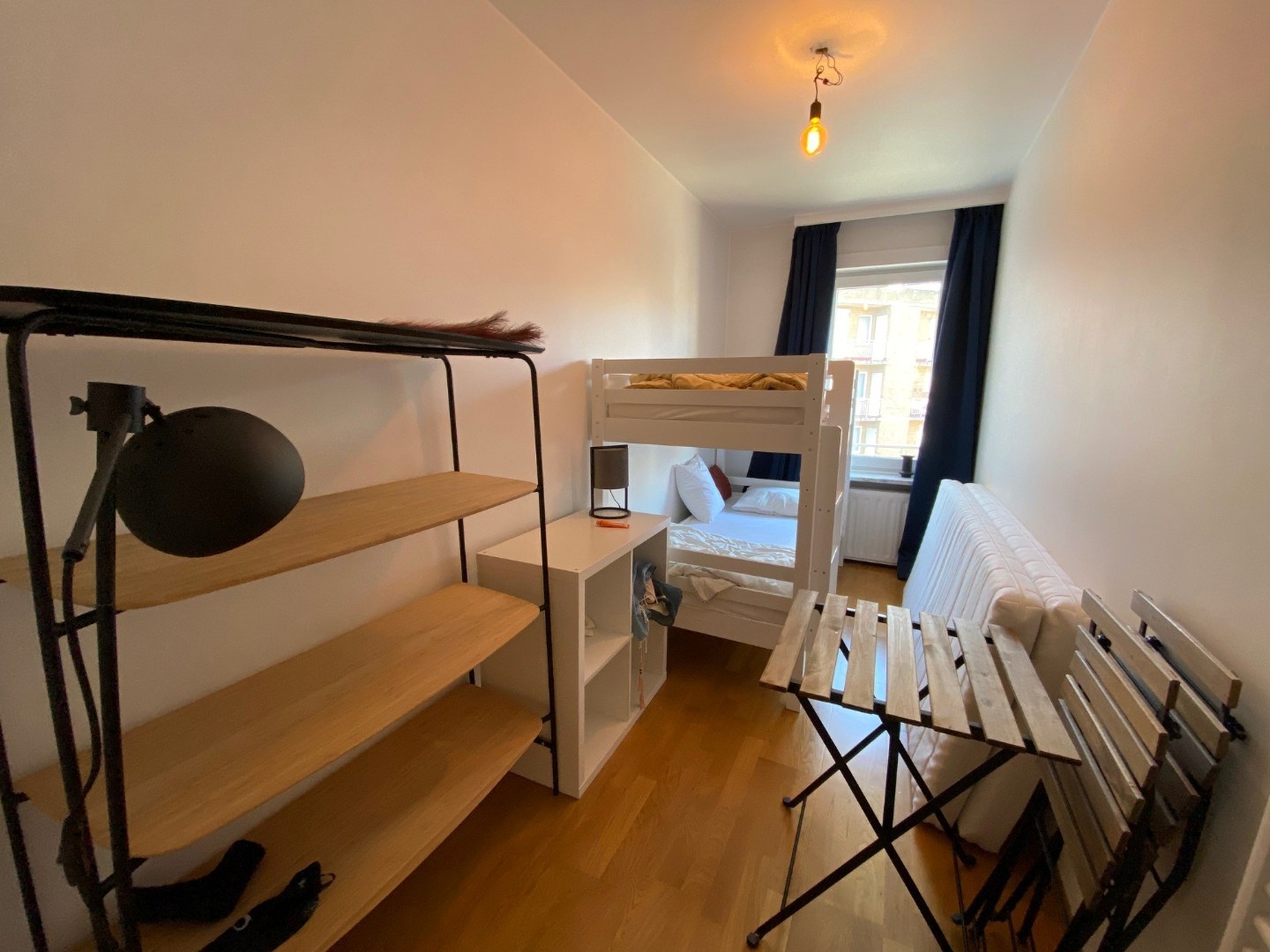 Zonnig en recent gerenoveerd appartement met 2 slaapkamers, gelegen op de Dumortierlaan, 