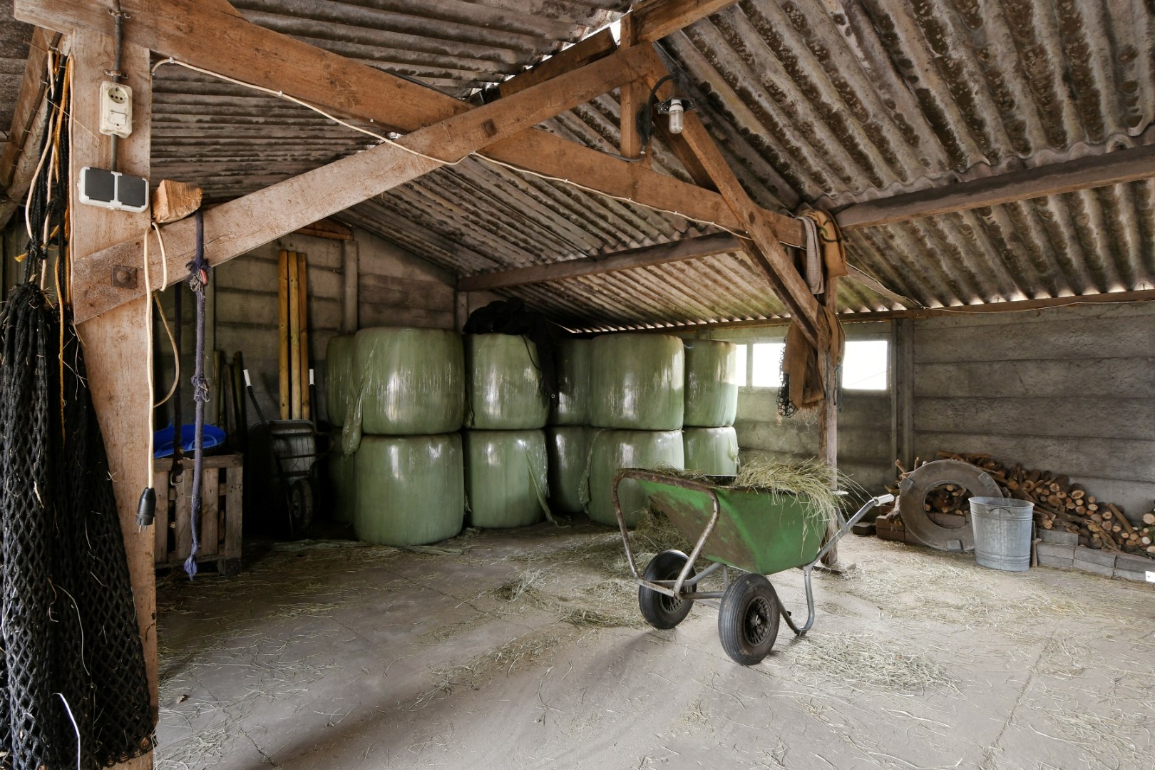 Vrijstaand woonhuis met inpandige garage, stal met 2 paardenboxen, vrijstaande inloopstal en verlichte zandpaddock met longeercirkel op een perceel van ruim 18.500 m2. Ideaal voor paardenliefhebbers. 