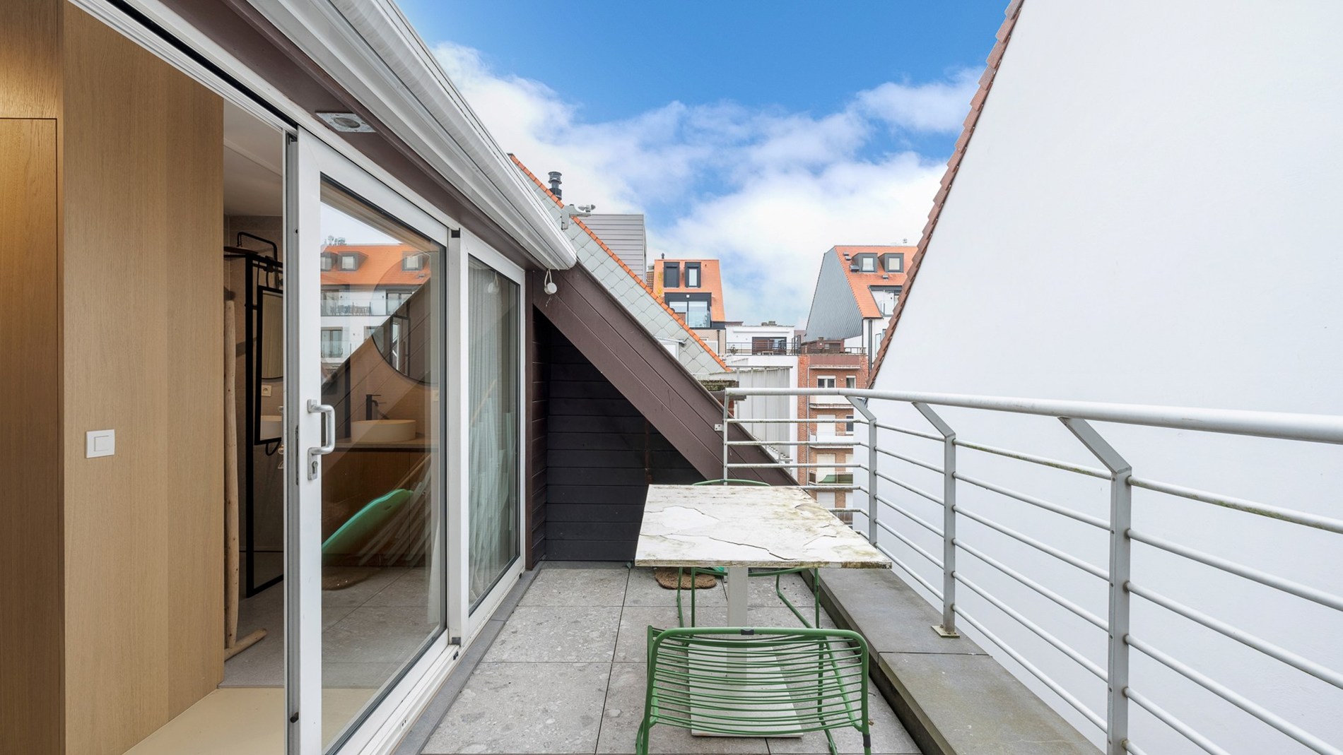 Magnifiek gerenoveerd duplexappartement met 3 SLAAPKAMERS VOOR DUBBEL BED en 3 badkamers. Ruim TERRAS vooraan en achteraan. Ideaal gelegen, rustig maar toch nabij Zeedijk en Lippenslaan. 