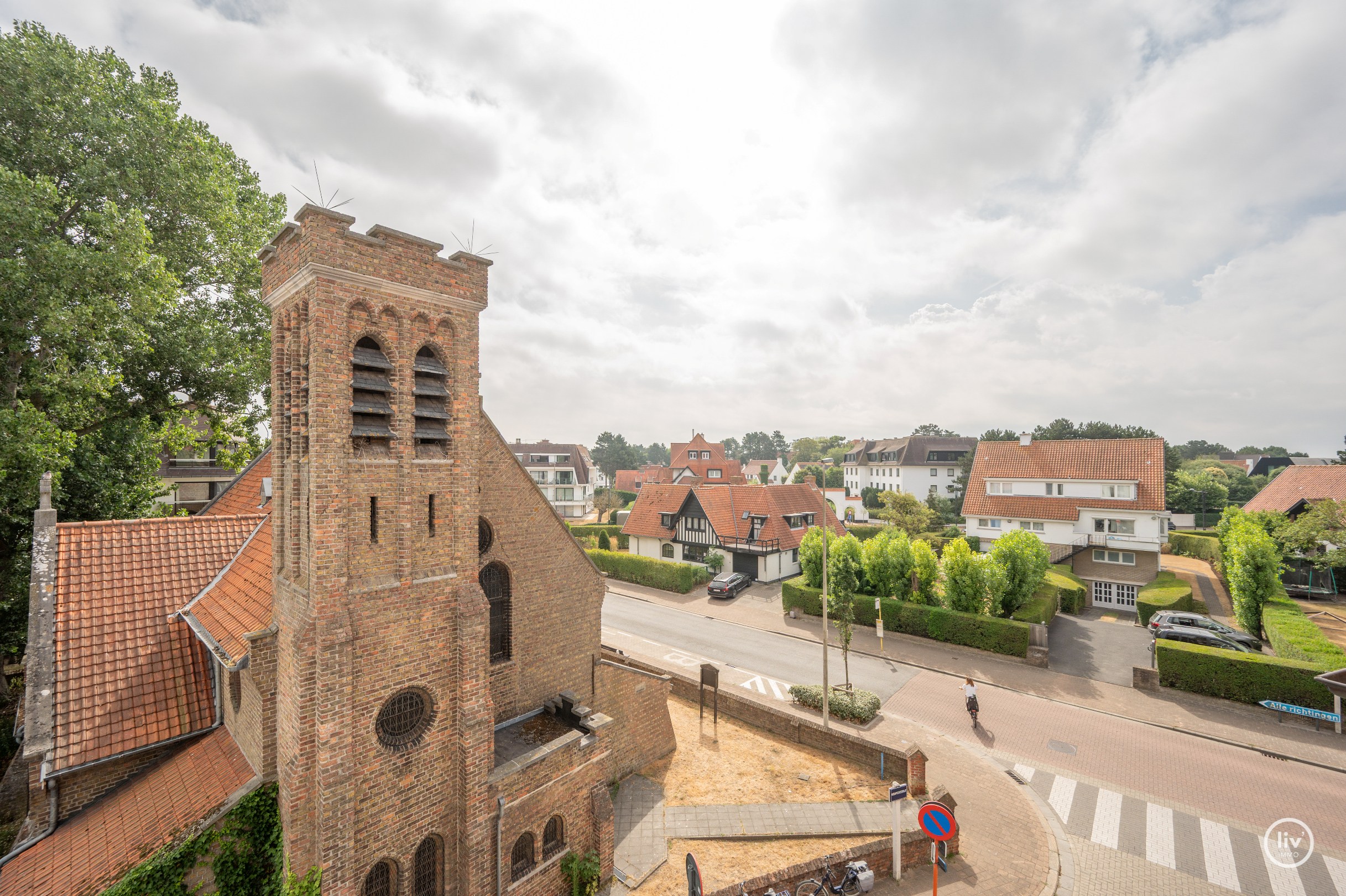 Superbe studio rénové avec coin nuit offrant une vue dégagée sur l'église anglicane dans la Zoutelaan. 