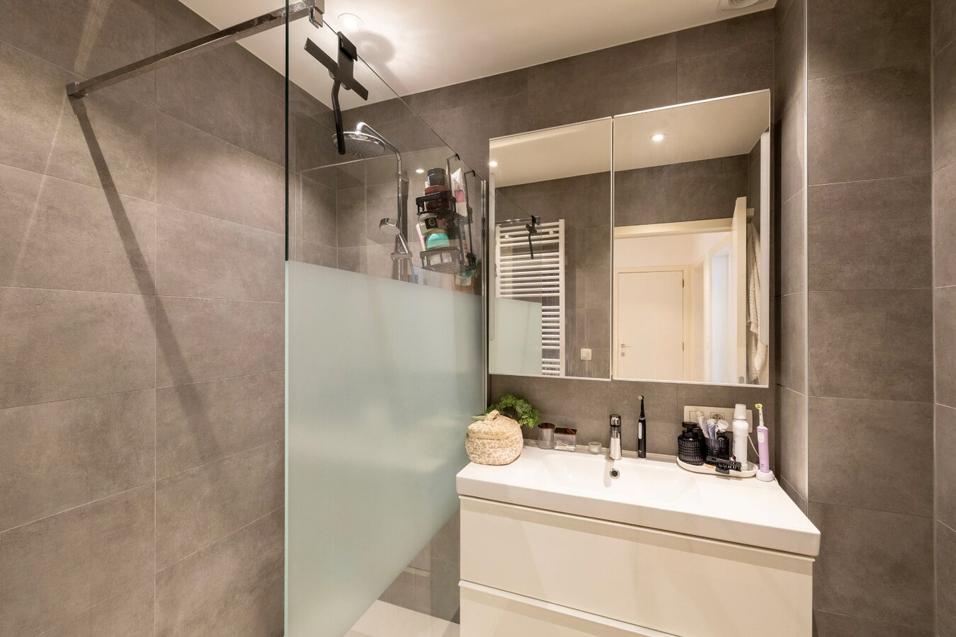 instapklaar appartement met 2 slpks - ideale locatie 