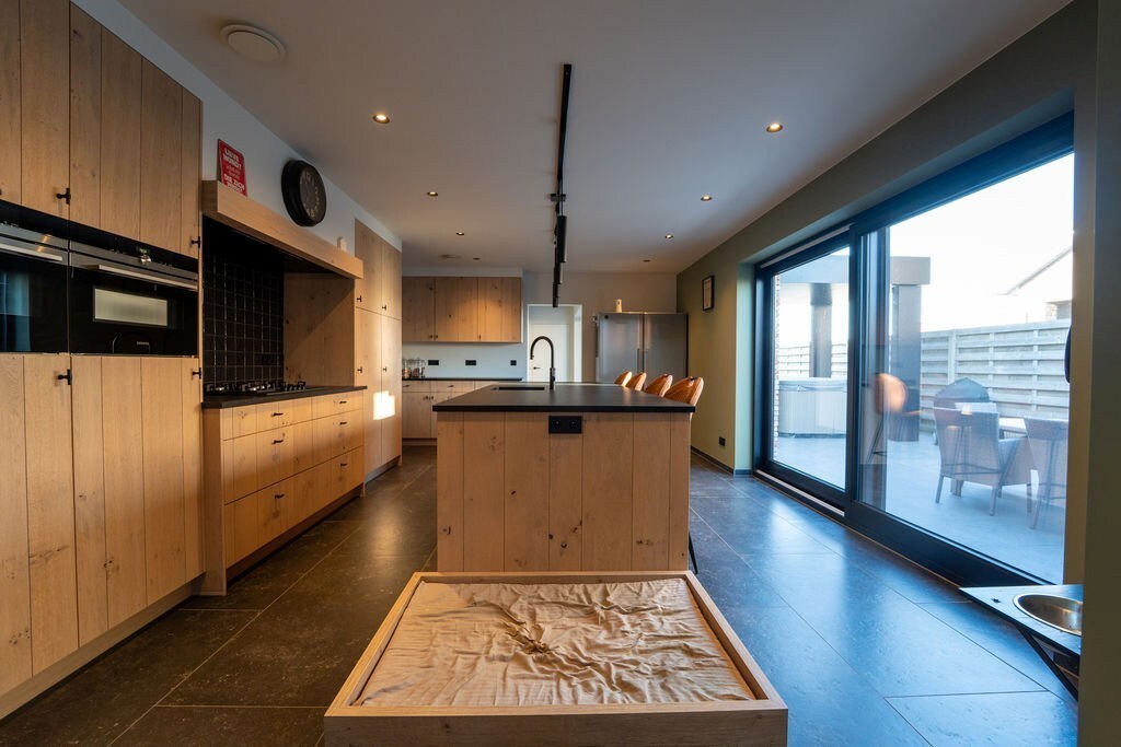 PRACHTIG GERENOVEERDE WONING MET 3 SLAAPKAMERS, 2 BADKAMERS, INPANDIGE GARAGE EN PAARDENSTALLINGEN MET ENERGIEZUINIG EPC TE WIJER (NIEUWERKERKEN) 