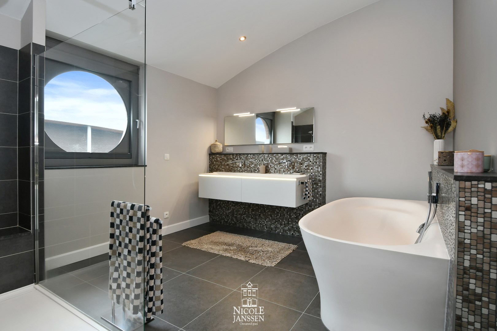 Ensuite badkamer met ligbad, inloopdouche en dubbele wastafel