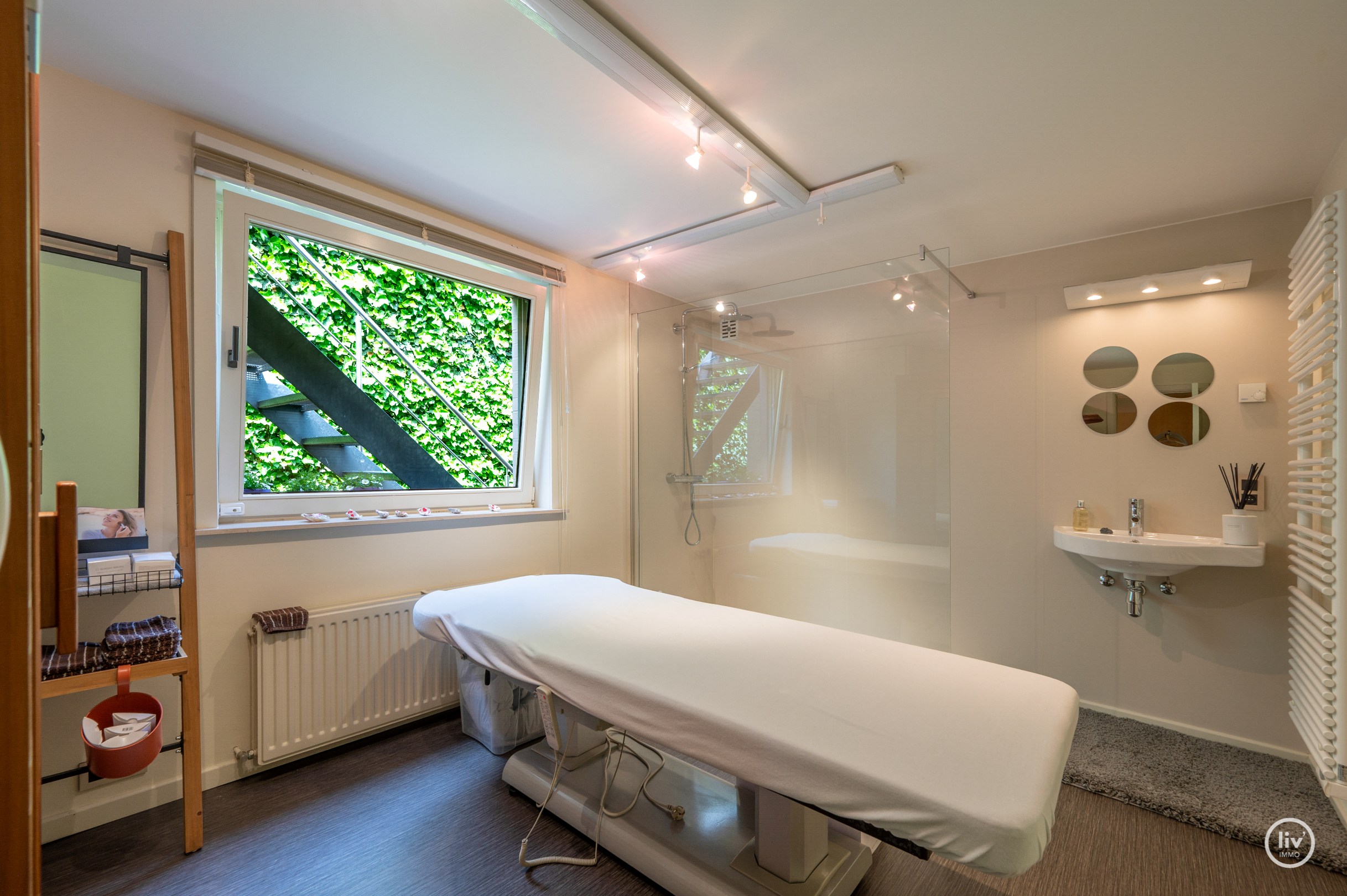 Fraaie bel-étage woning in het centrum van Knokke met Schoonheidssalon op het gelijkvloers. 