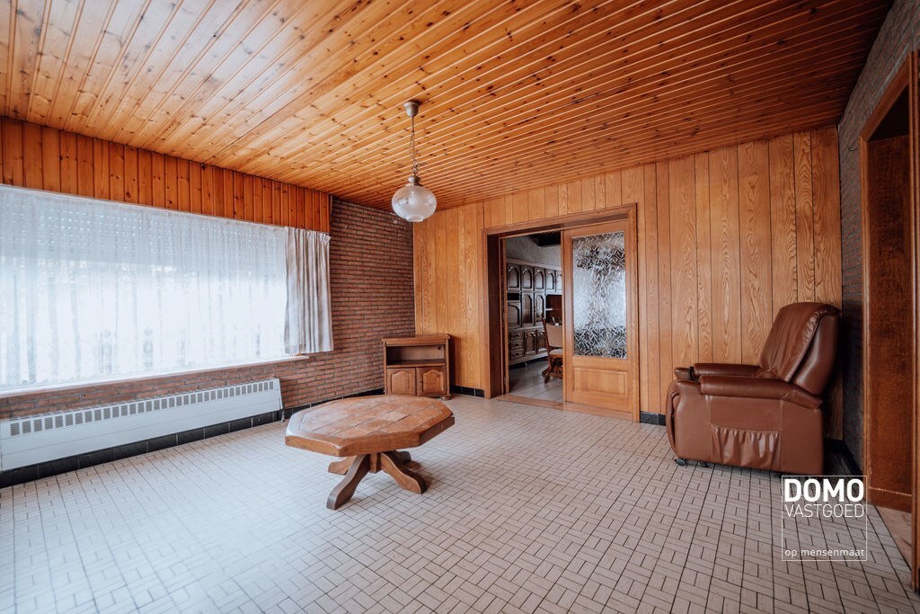 Ruime boerderij met stallingen en een prachtig groen uitzicht. 