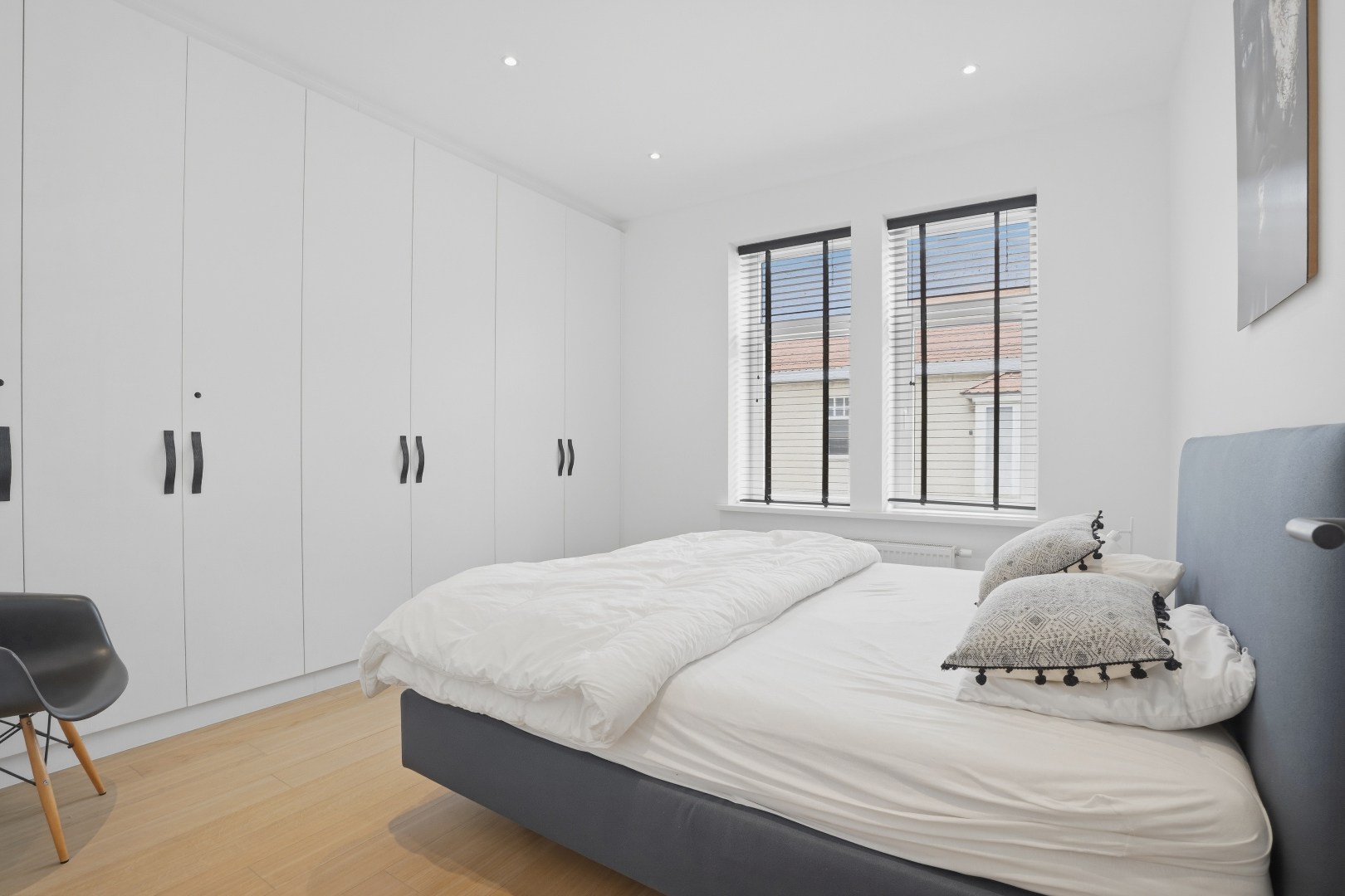 Subliem gerenoveerde herenwoning met 6 slaapkamers inclusief garage in Nieuwpoort-Stad op 135 m². 
