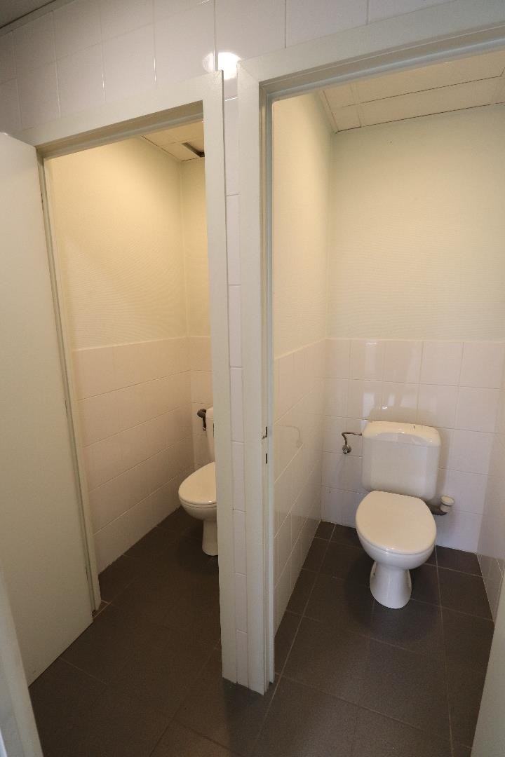 Ruim handelspand (+/- 400m²) te huur gelegen op TOPLOCATIE in Geel! 