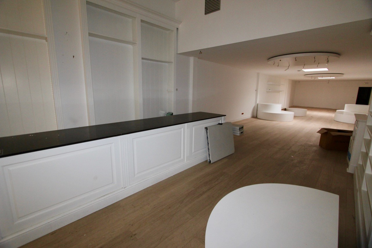 Handelspand te huur op een TOP ligging in de LIPPENSLAAN te Knokke. 