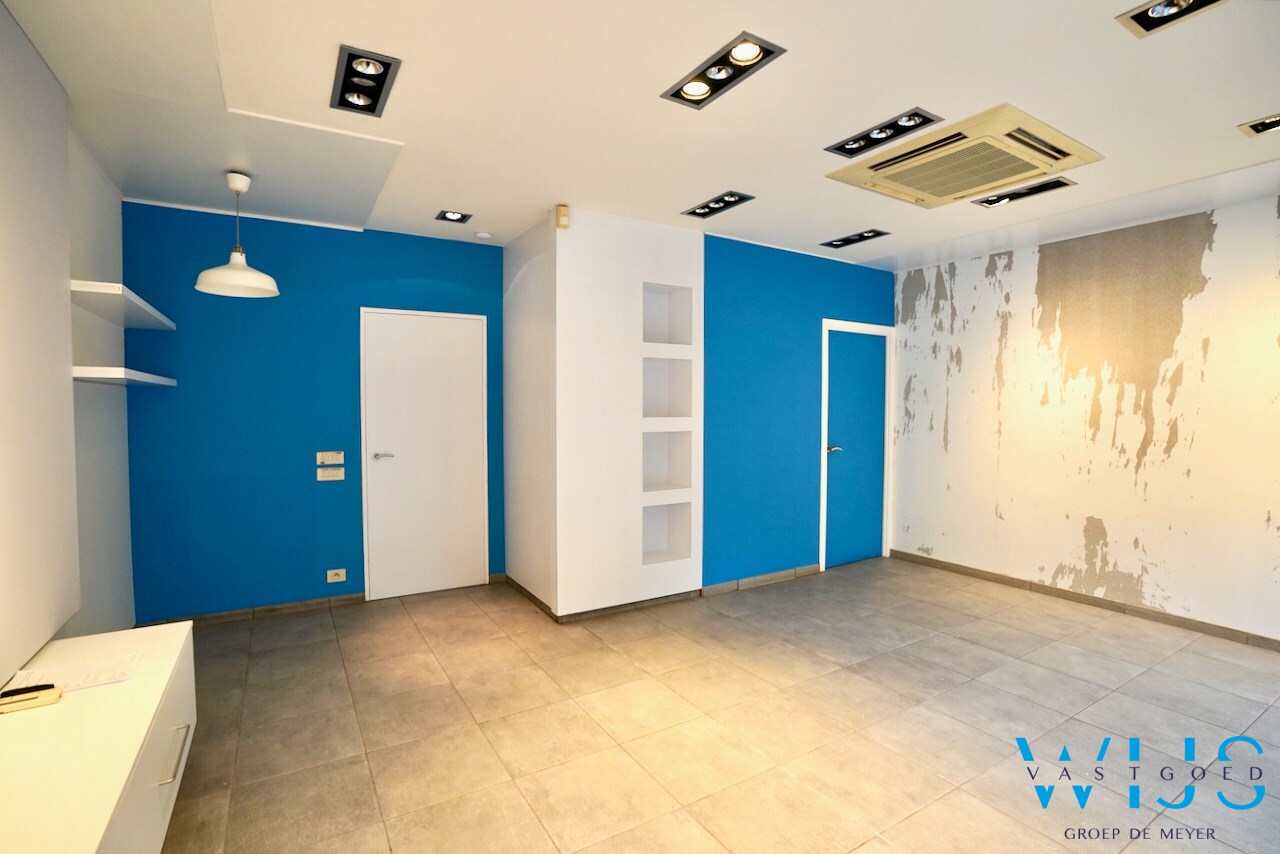 Goed gelegen handelspand met garage te CENTRUM ERTVELDE ! 