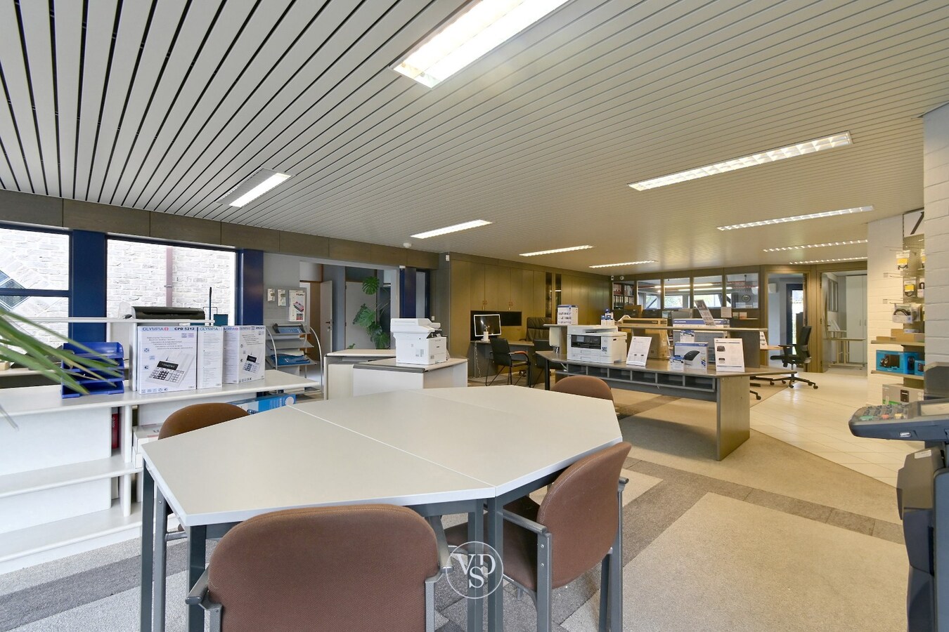 Ruim handelspand met penthouse in villastijl 