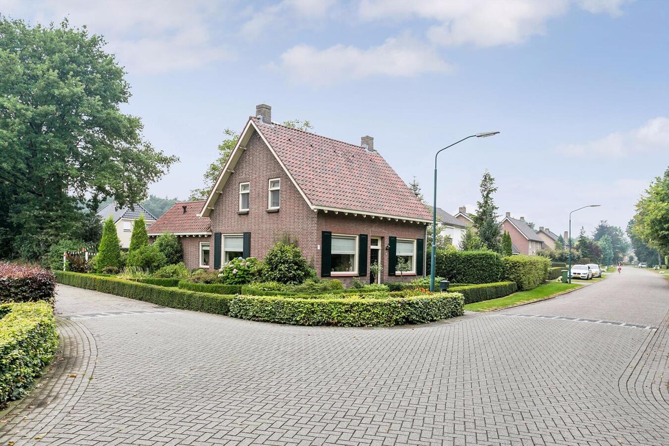 Fraai gelegen, karakteristiek vooroorlogs, vrijstaand gerenoveerd woonhuis op perceel van 1.035 m2 aan de Tonterstraat 42 te Riethoven. 