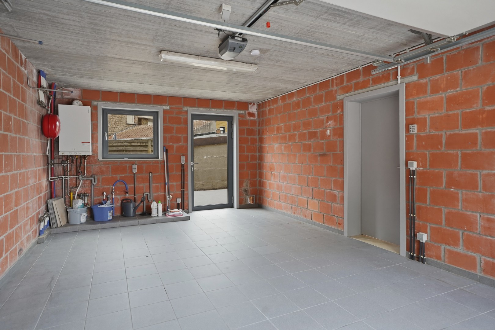 Instapklare rijwoning met garage op toplocatie in hartje Sint-Michiels 