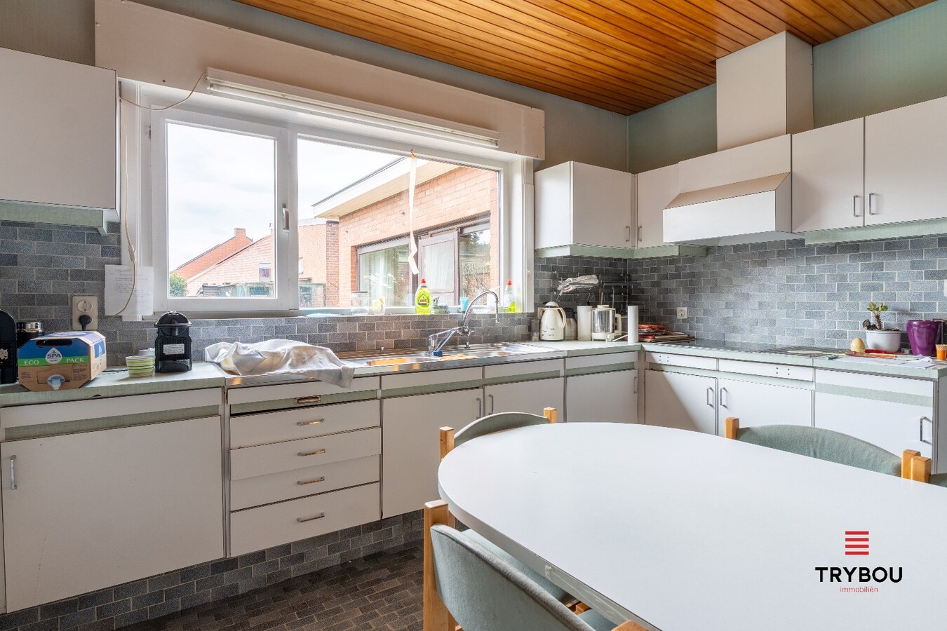 Ruime woning met winkelruimte, loods (optioneel) en garage 