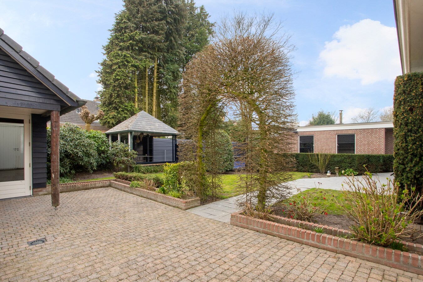 Vrijstaande woning, type landhuis met garage, carport, zwembad en 731 m2 grond. 