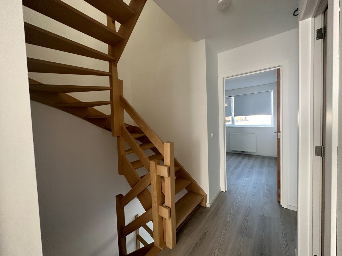 Nieuwbouwwoning met 4 slaapkamers op een boogscheut van het centrum 