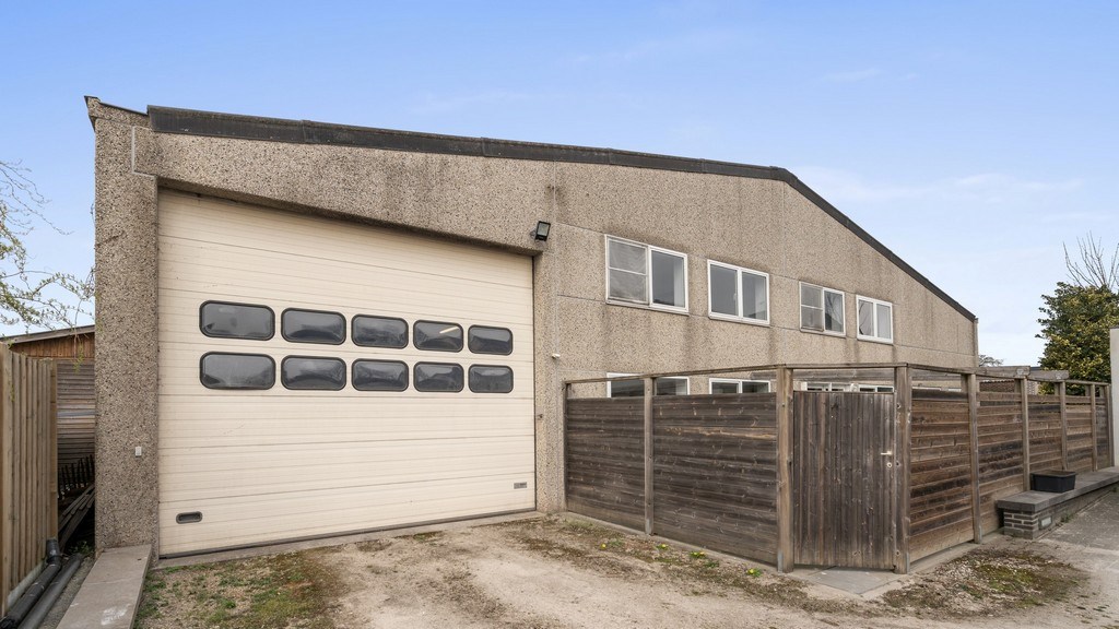 Bedrijfspand met optioneel woonst te huur in Dikkelvenne