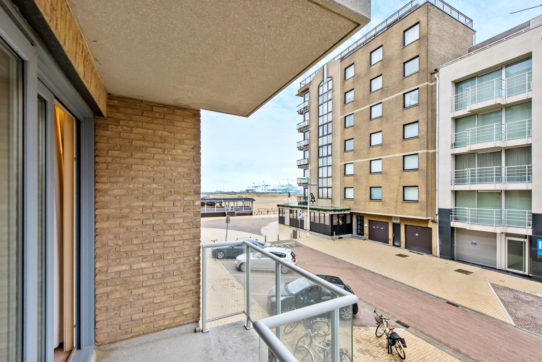 Instapklaar bemeubeld 3 slaapkamer appartement met terras 