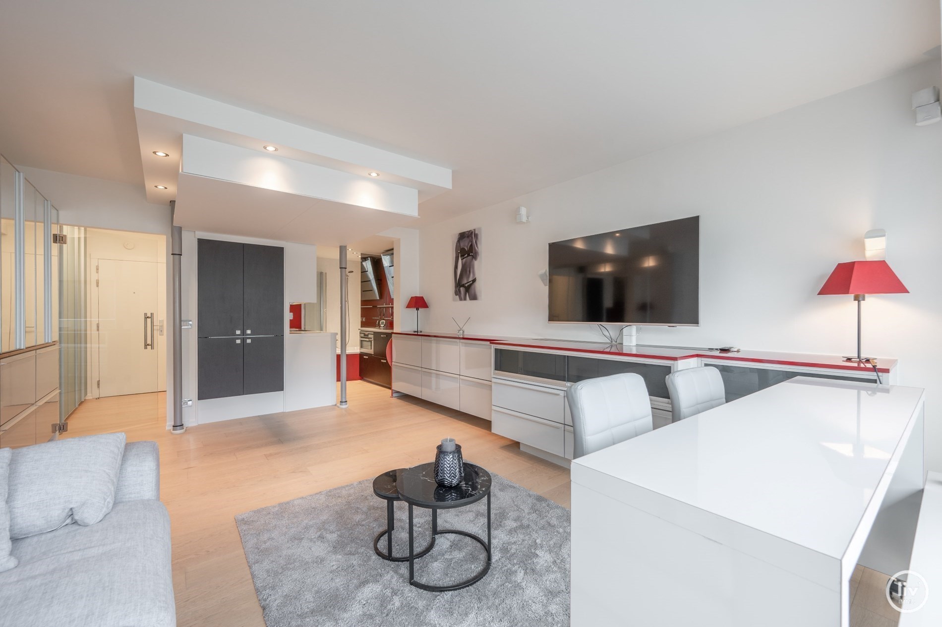 Beau studio bien aménagé, situé dans l'avenue Lippens à quelques pas de la digue avec terrasse. 