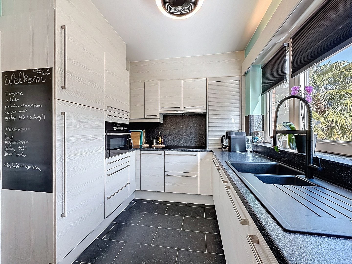 Instapklare bel-etage woning met mooi aangelegde tuin in Merksem 