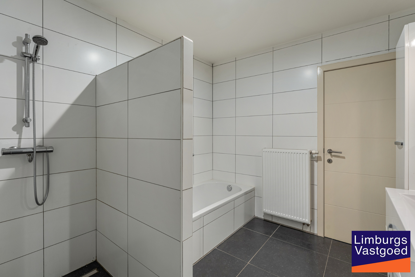 Exclusief penthouse met ruim terras, 2 slpk, extra brede autostaanplaats, centrum Houthalen 
