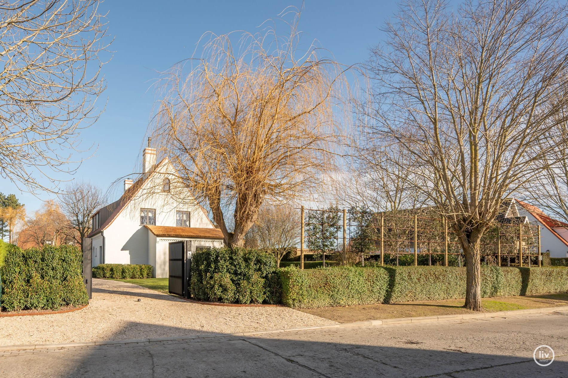 Prachtig gerenoveerde villa, gelegen op een groot perceel van 1365 m2 in een residentiële villawijk op fietsafstand van het centrum van Knokke. 