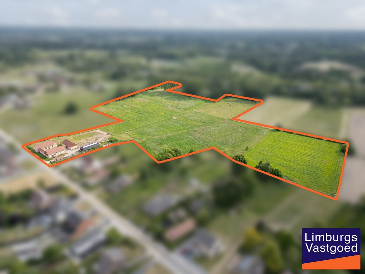 UNIEKE VIERKANTSHOEVE met paardenstallen op 7,34 hectare met vergunning voor zwembad en poolhouse 