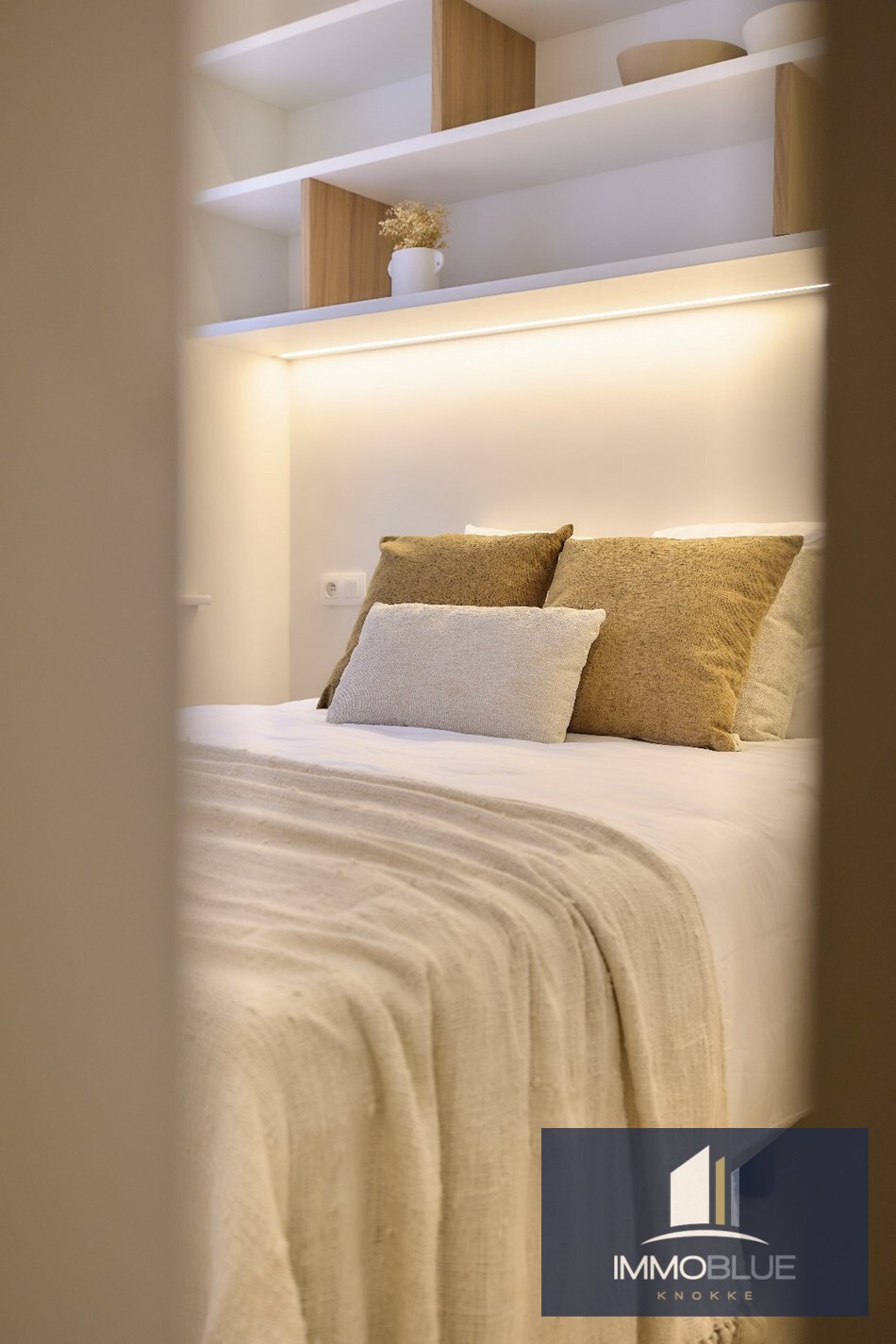 Appartement spacieux, entièrement rénové, avec quatre chambres et vue latérale sur la mer, situé à proximité de la Place Van Bunnen. 