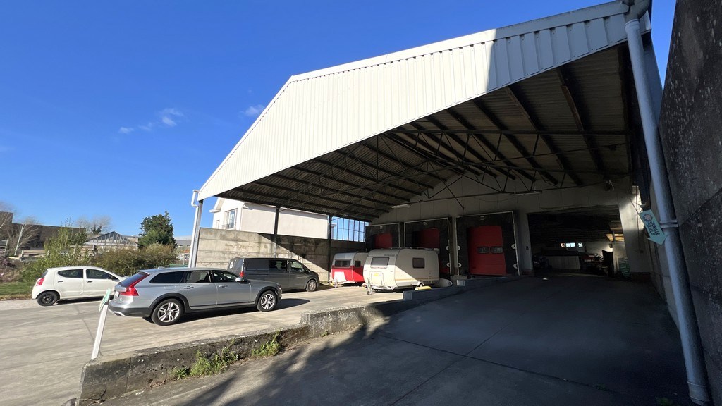 Magazijn met laadkades en kantoor te huur nabij R4 in Melle