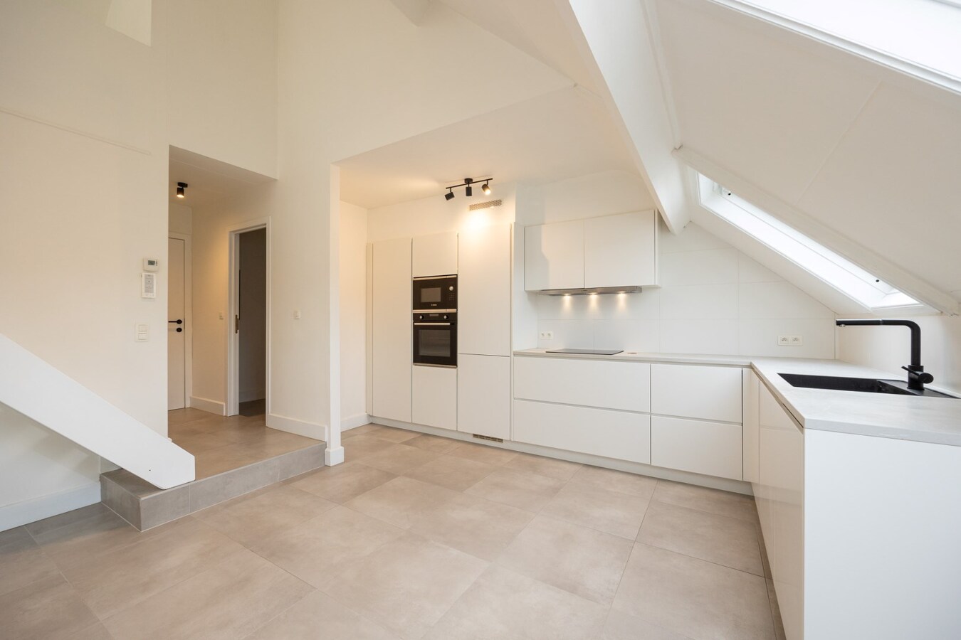 Volledig gerenoveerd dakappartement in centrum Sint-Antonius 