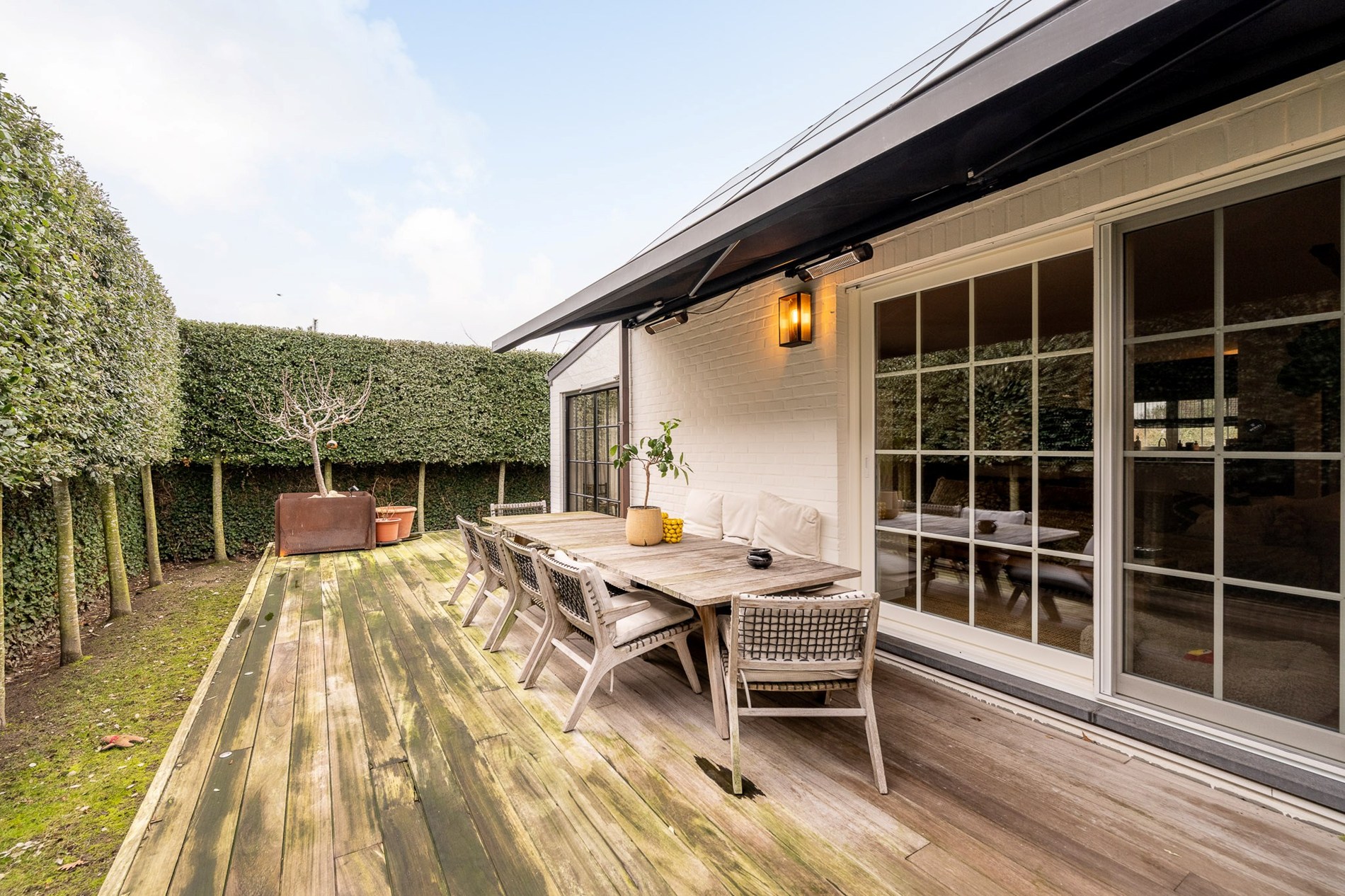 Située dans un quartier résidentiel calme et très prisé de Knokke, cette maison entièrement rénovée offre une combinaison parfaite de confort contemporain, de lumière et d'élégance raffinée. 