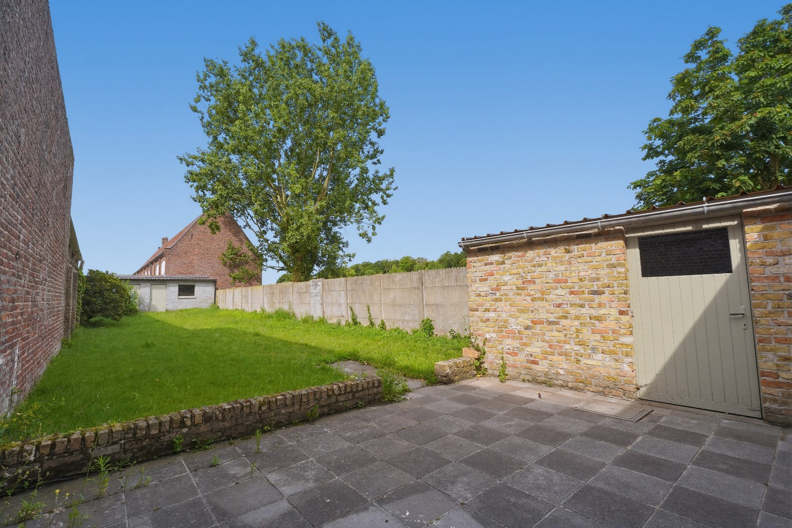 Recent gerenoveerde woning (2026), centraal gelegen aan het marktplein van Merkem! 