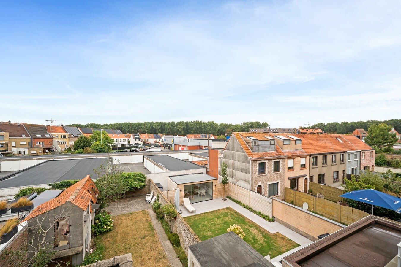 Instapklaar en lichtrijk appartement met terras in het centrum van Heist. 