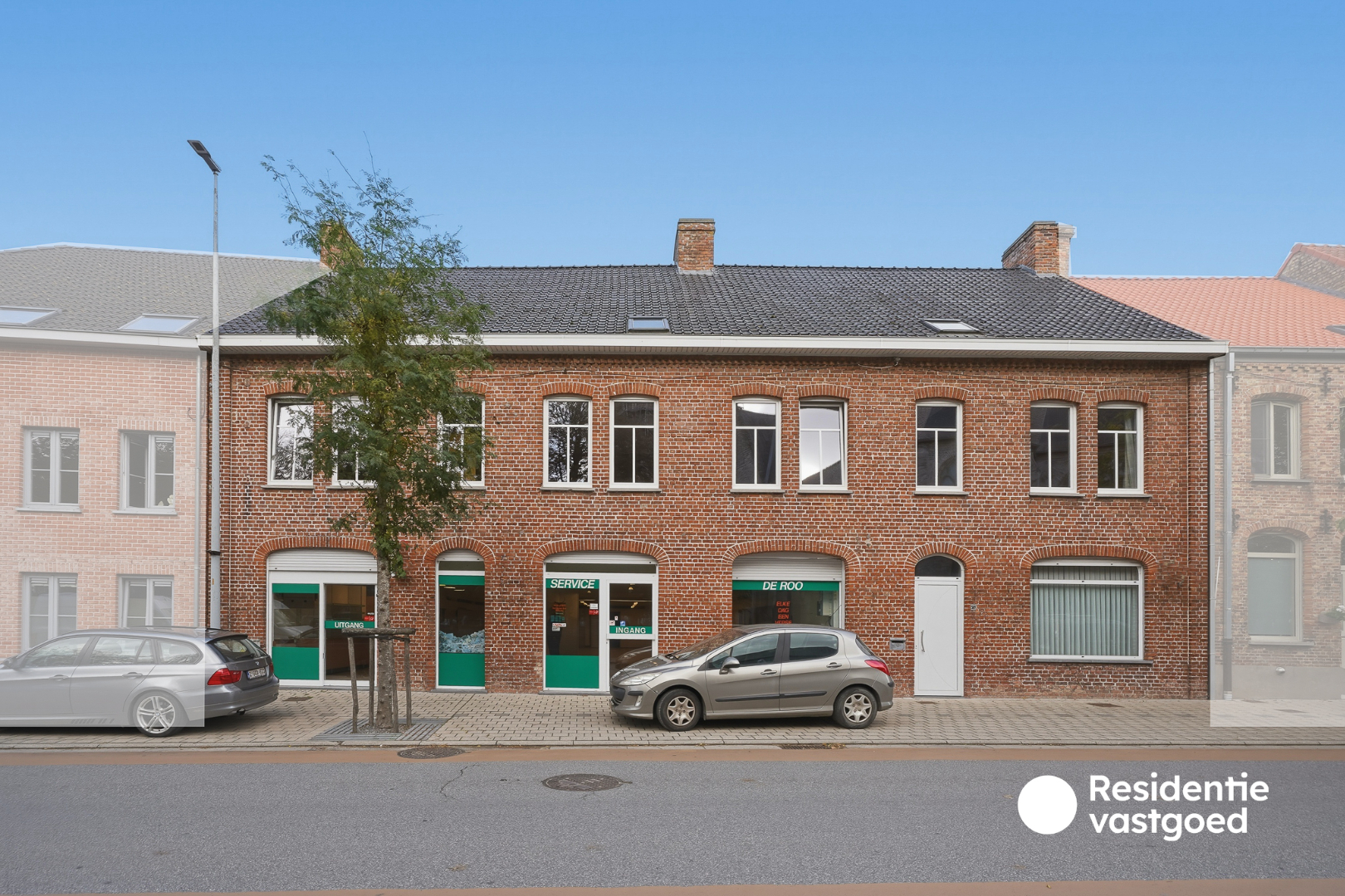 Veelzijdig eigendom met handelsruimte, ruime woning en bouwgrond in centrum Merkem! 
