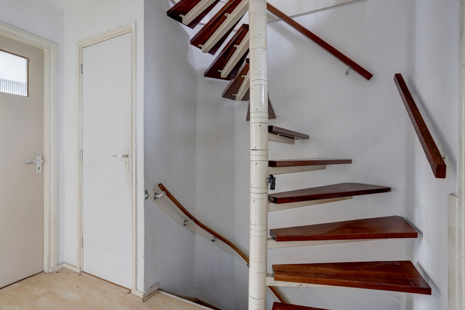 In het geliefde "Lage Land' is gelegen deze uitgebouwde 5-kamer tussenwoning met zonnige en diepe tuin en geheel gelegen op eigen grond. 