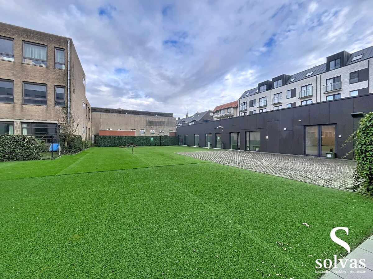 Commercieel kantoor op toplocatie in Aalter met 5 bureau ruimtes 