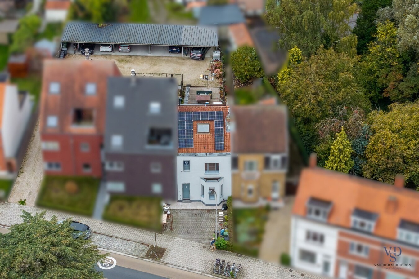 Woning met tuin én 2 staanplaatsen én car-port. 