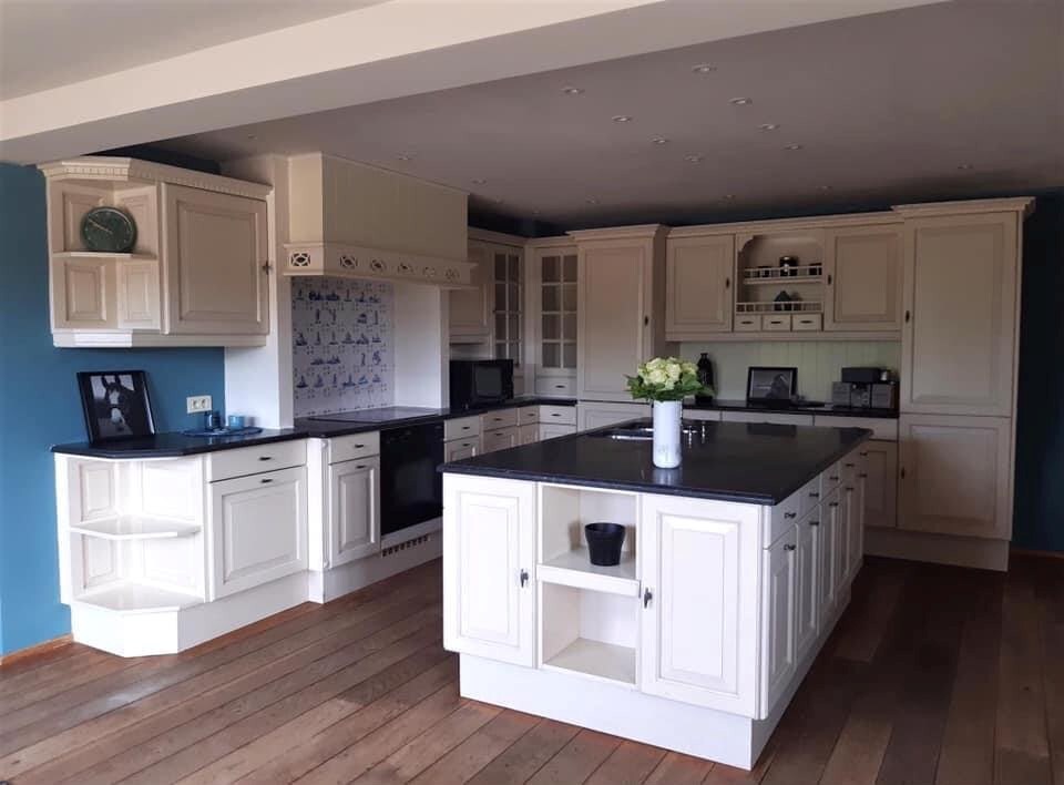 Unieke hippische accommodatie met 5 appartementen/studio’s op ruim 2,5 ha te Amougies (Henegouwen) 