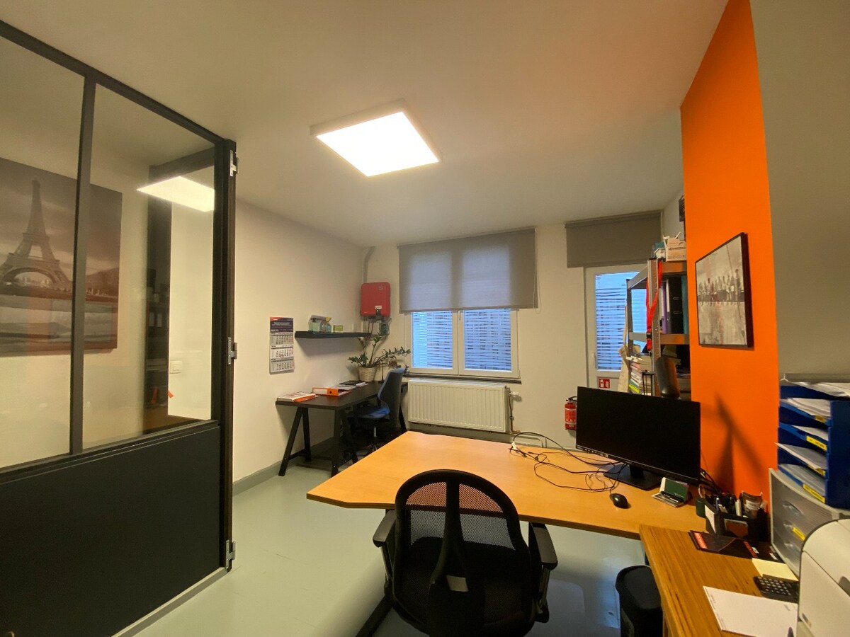 À Tournai : surface commerciale de ±136 m². Excellente visibilité ! 