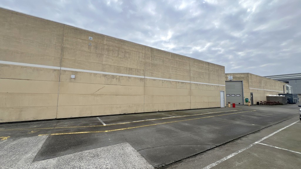Magazijnen met kantoren te huur in Industriepark Drongen