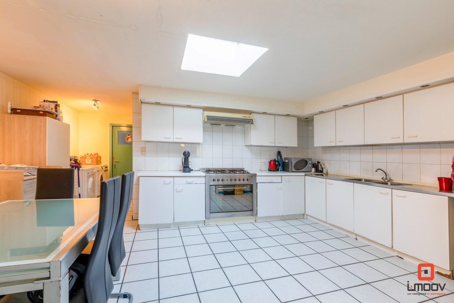 Te renoveren eengezinswoning met voldoende parkeermogelijkheden. 