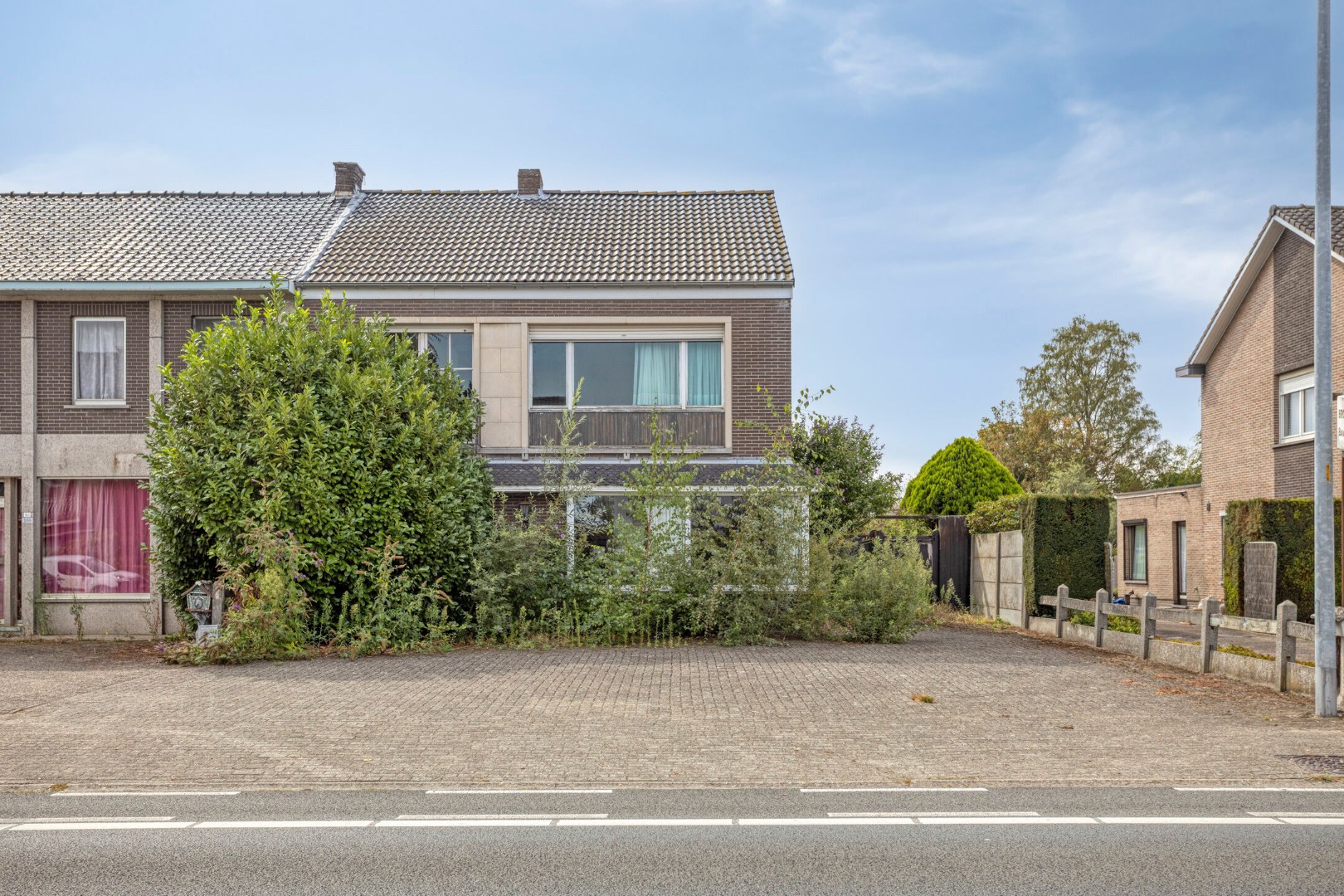 Te renoveren handelswoning met 4 slpk. en opslagruimte in het centrum van Geel-Sint-Dimpna 