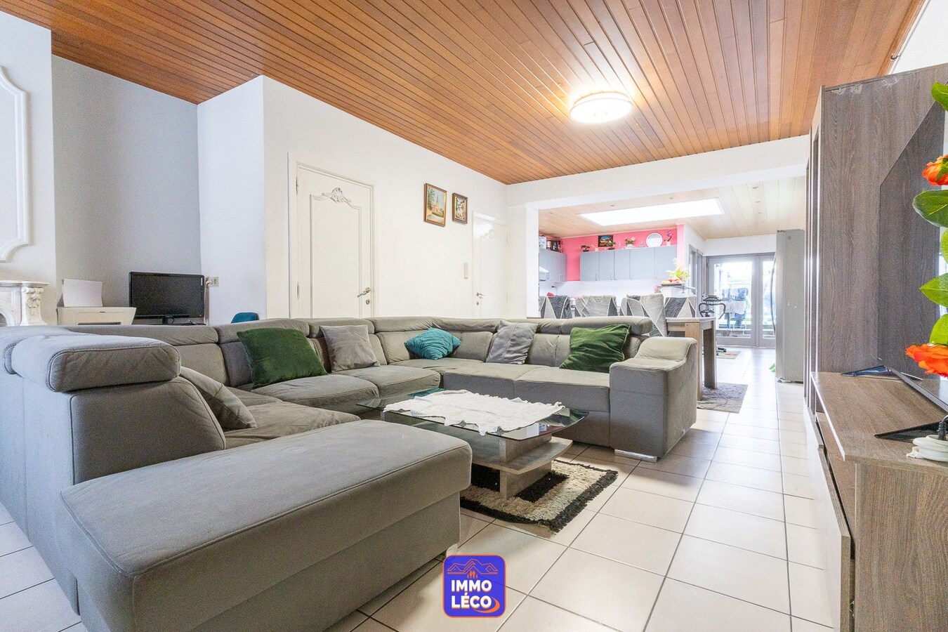 Maison avec beaux volumes et jardin. 