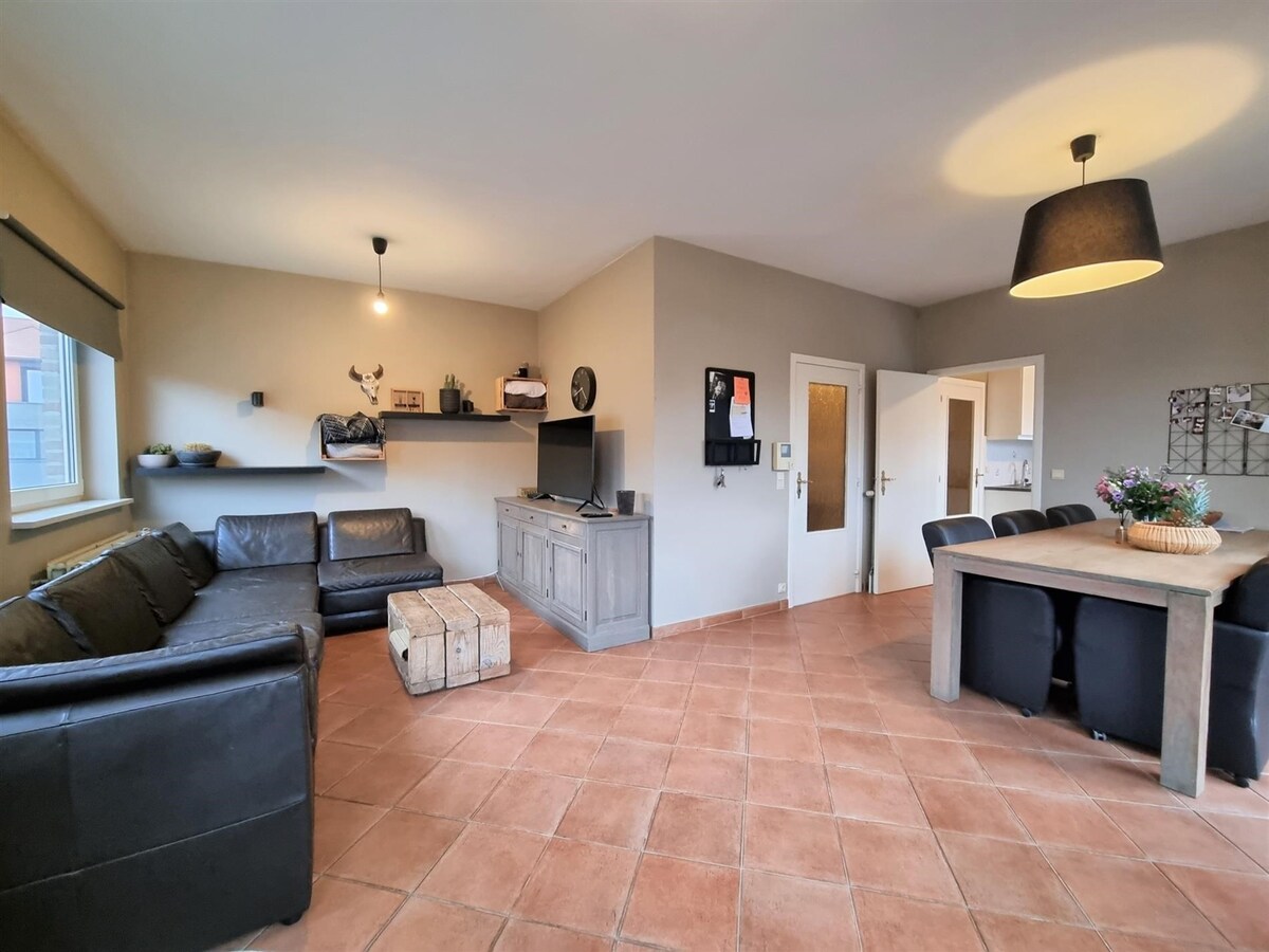 Op te knappen, zeer ruime hoekwoning met oprit - Heist 