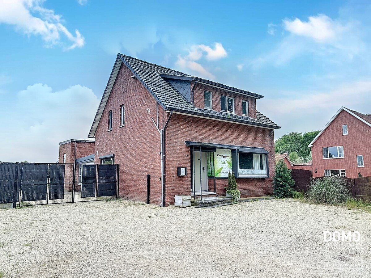 Zeer ruime half open bebouwing gelegen te Hasselt 