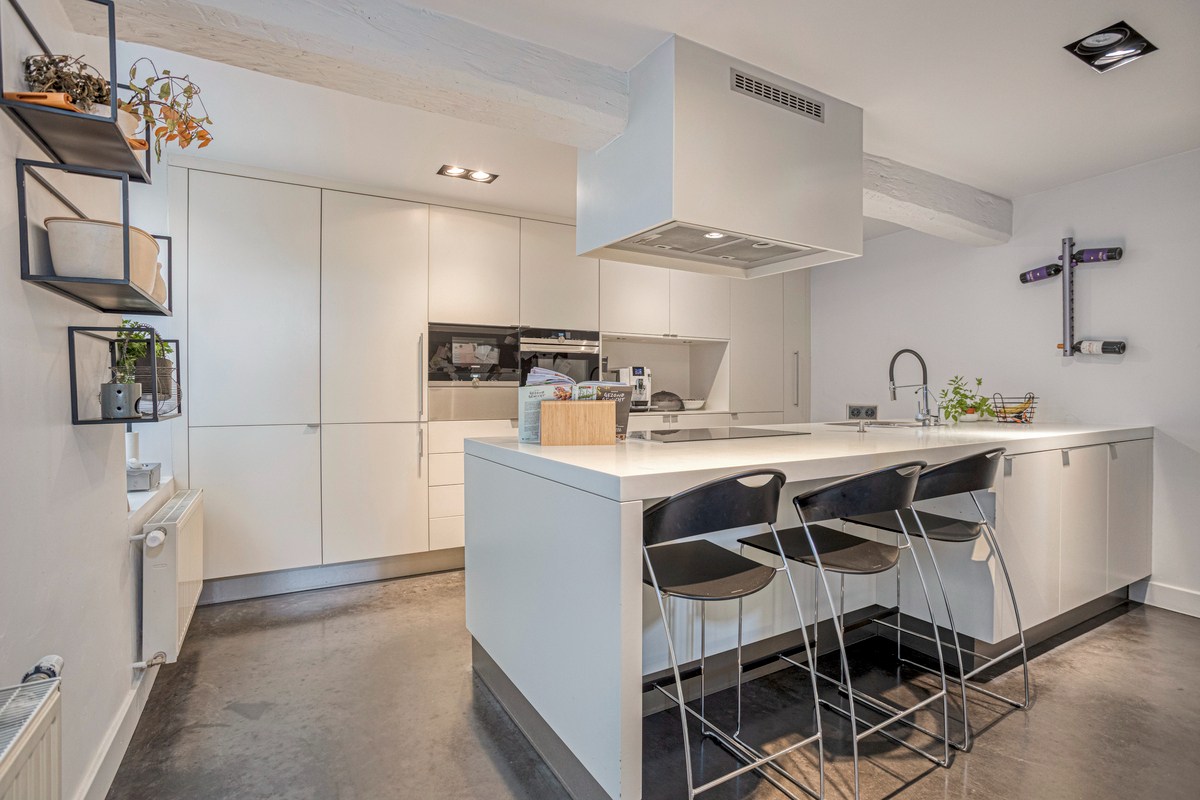 Moderne keuken in half-open configuratie