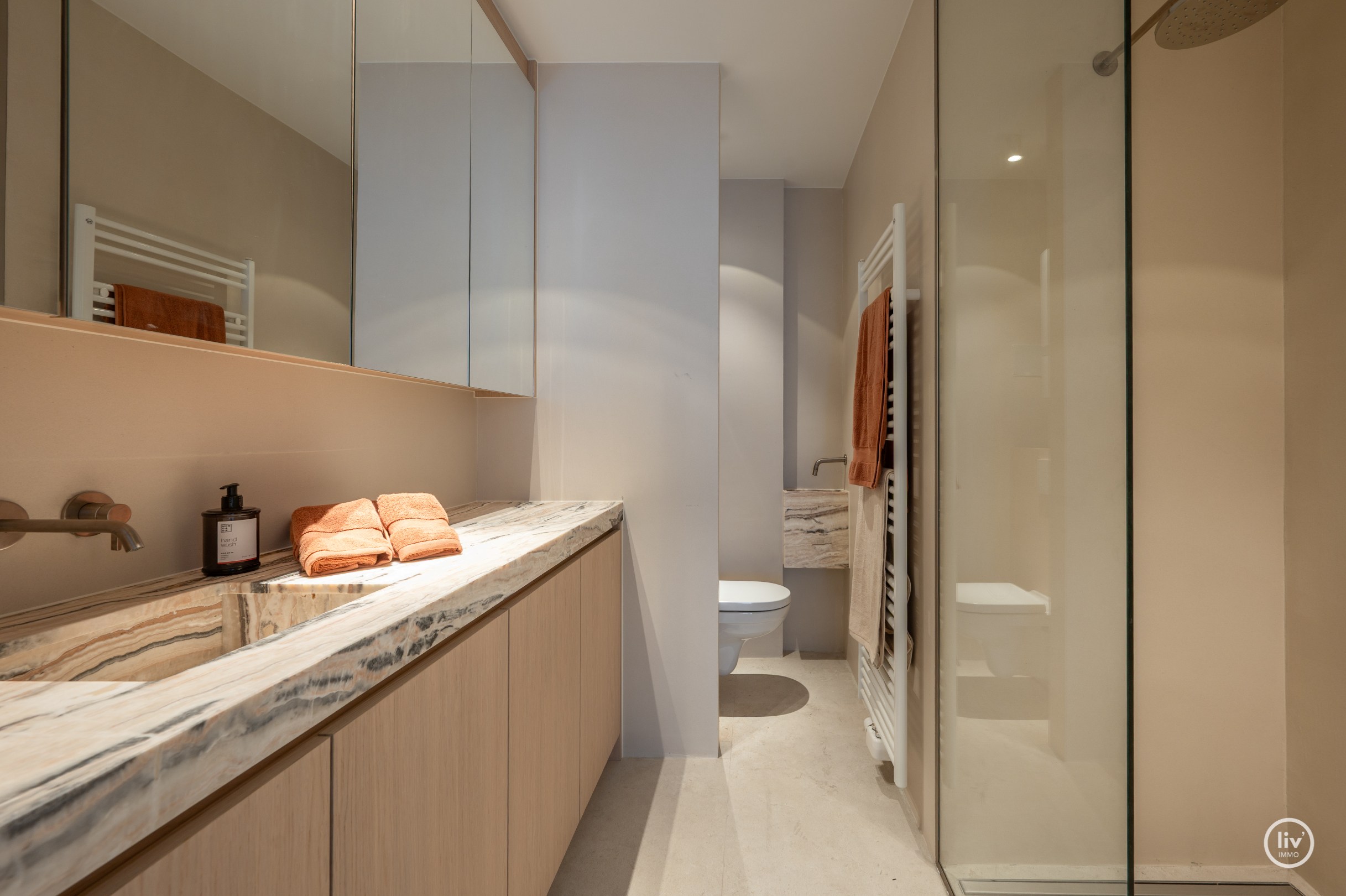 Magnifique appartement rénové de 3 chambres avec vue dégagée situé sur l'avenue Jozef Nellens à Knokke. 